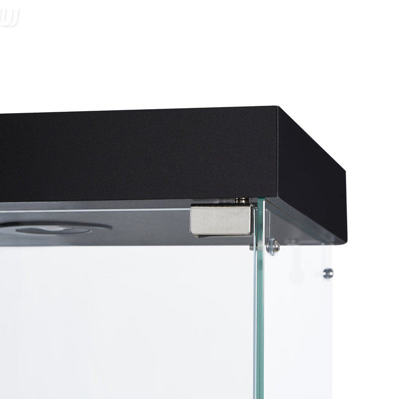 Vitrine à 4 niveaux avec portes doubles, deux verrous et pieds réglables pour un rangement et une présentation polyvalents dans divers environnements.