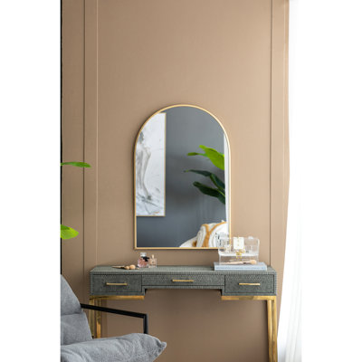 Miroir décoratif en arc à cadre doré 61 x 91 cm - Ajoutez une touche distinctive à votre intérieur. 24 x 36 pouces (61 x 91 cm) avec cadre. Transformez votre décor de bureau.