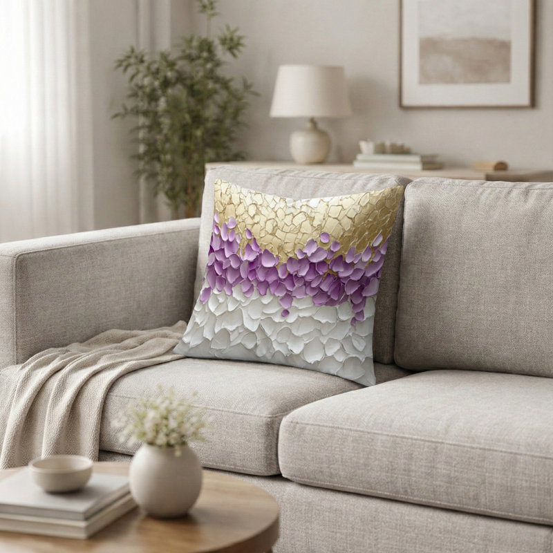 Coussin décoratif à motif abstrait lavande et pétales dorés dans le vent, H 18 po x l 18 po