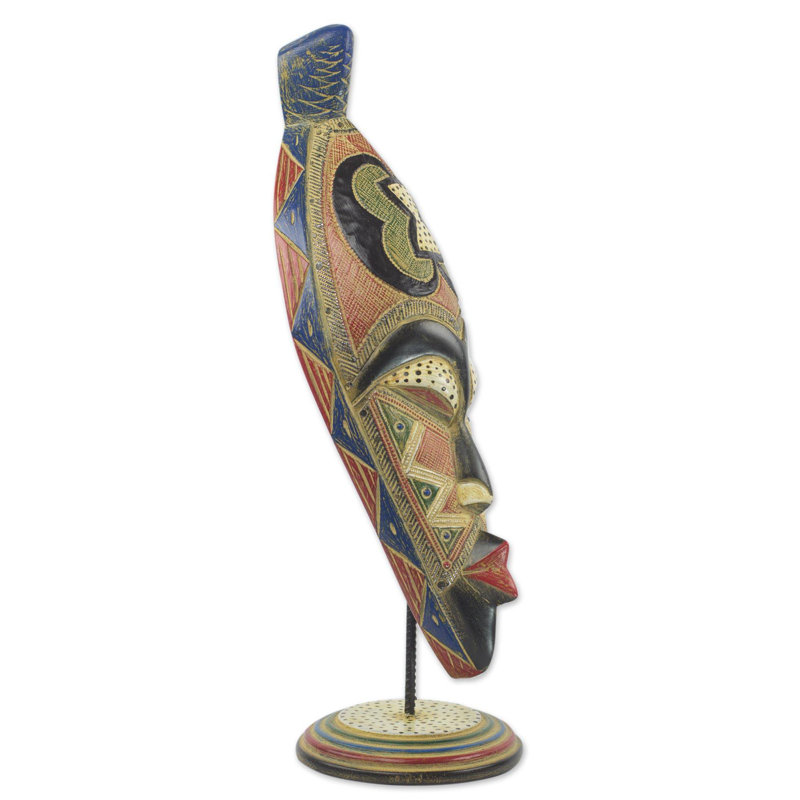 Utiliser un masque de bois africain Charlene