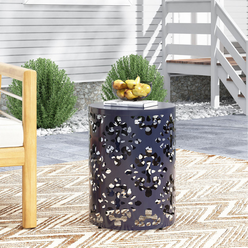 Grande table moderne d'extérieur en fer - bleu marine, ornement taillé, l 13,75 po x P 13,75 po, sans assemblage requis. Grande table d'appoint en métal, bleu marine, cadre attrayant, requis
