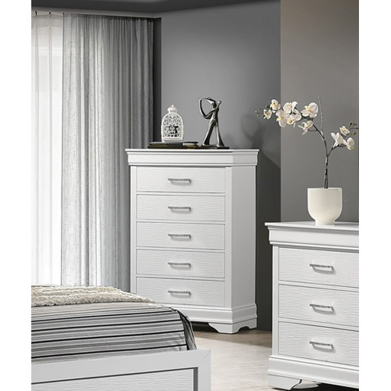 Commode luxueuse blanche à cinq tiroirs avec poignées décoratives pour un rangement spacieux dans la chambre à coucher