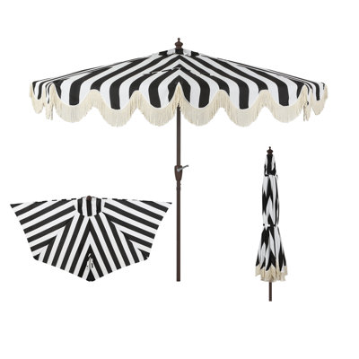 Demi-parasol de style côtier peu encombrant avec frange festonnée, manivelle et inclinaison 9 pi Beverly, auvent rayé noir / blanc, mât brun foncé