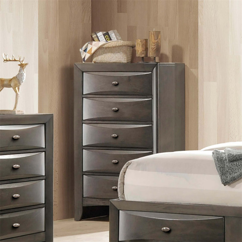 Commode de style transitionnel avec poignées ovales et cinq tiroirs spacieux, idéale pour le rangement dans la chambre à coucher et pour rehausser le décor