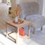 Table de bout carrée en bois massif de 24 po avec tablette de rangement ouverte - bois de manguier sablé Greige, table d'appoint de style campagne moderne