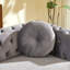 Canapé Chesterfield en velours avec coussins ronds