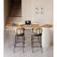 Table de bar en bois massif suspendue par air sur un comptoir de bar en acrylique-629235360