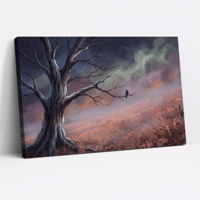Arbre noueux avec corbeau au-dessus d'un champ brumeux - Toile murale d'Halloween