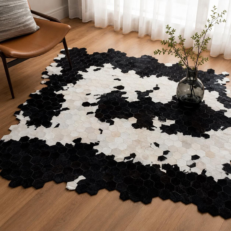 Tapis noir et blanc en cuir de vache, tapis en cuir à motif hexagonal et tapis en peau de vache moderne fabriqué à la main