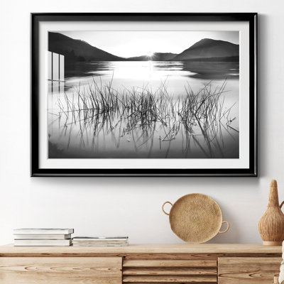 «Whisper Lake», reproduction encadrée de qualité supérieure - prête à être accrochée