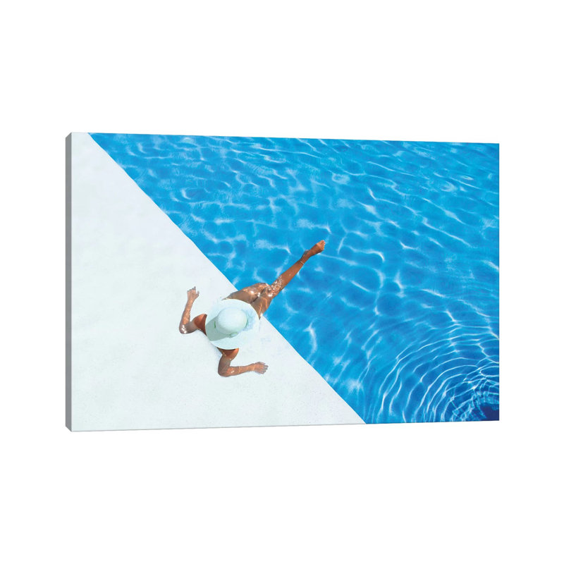 Femme relaxante dans une piscine par un artiste inconnu - Giclée sur toile tendue avec châssis, H 26 po x l 40 po x 1,5 po