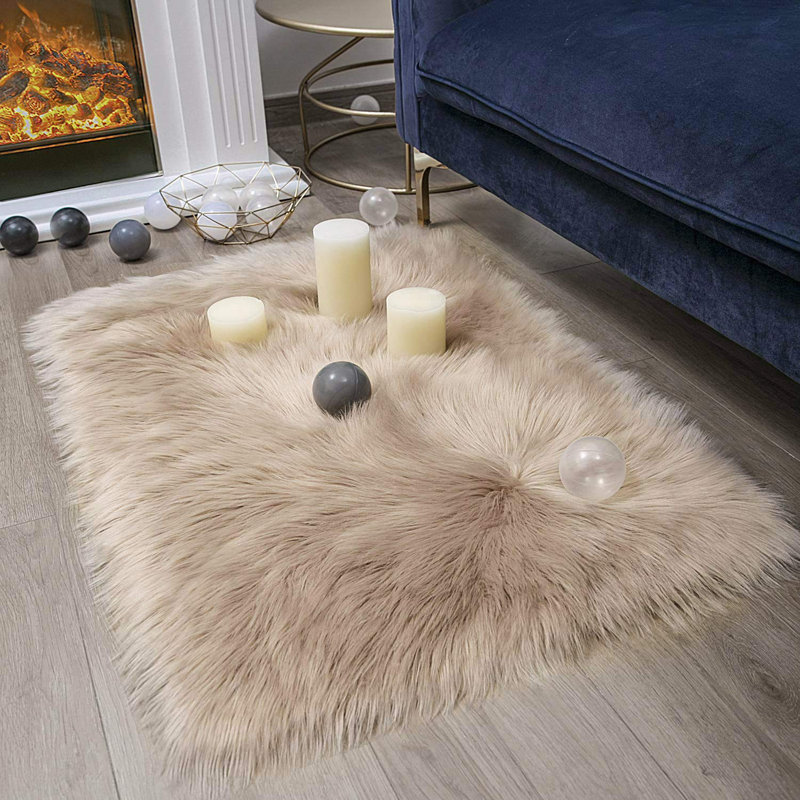 Tapis beige imitation peau de mouton de couleur unie Blakes, Rectangle 2 pi x 3 pi