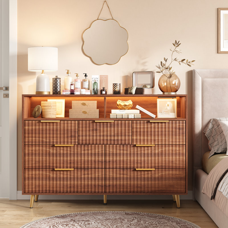 Commode 7 tiroirs pour chambre à coucher, commodes de 53,9 po de largeur - Tiroirs en bois cannelé avec poignée dorée, commode moderne pour le salon, noyer