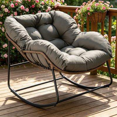 Une chaise berçante surdimensionnée avec des brindilles de palmier et un coussin gris foncé épais, pouvant supporter jusqu'à 450 livres. Convient pour une utilisation dans le salon, la piscine ou la cour toute la journée.