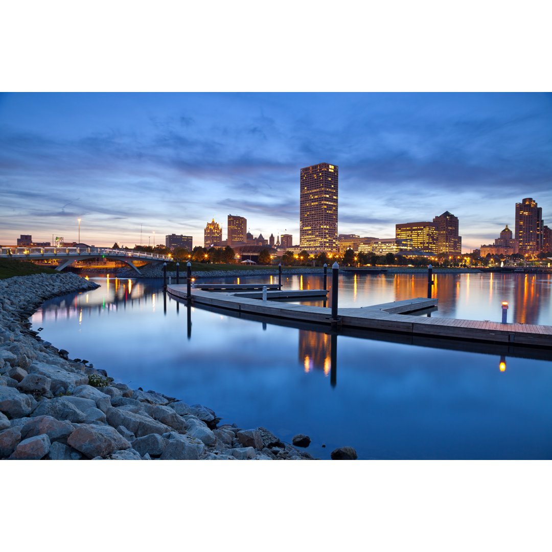 Skyline der Stadt Milwaukee von RudyBalasko - Foto ohne Rahmen auf Leinwand