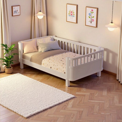 Adorable lit plateforme simple en bois pour enfants - Design sécuritaire à profil bas avec garde-corps, blanc