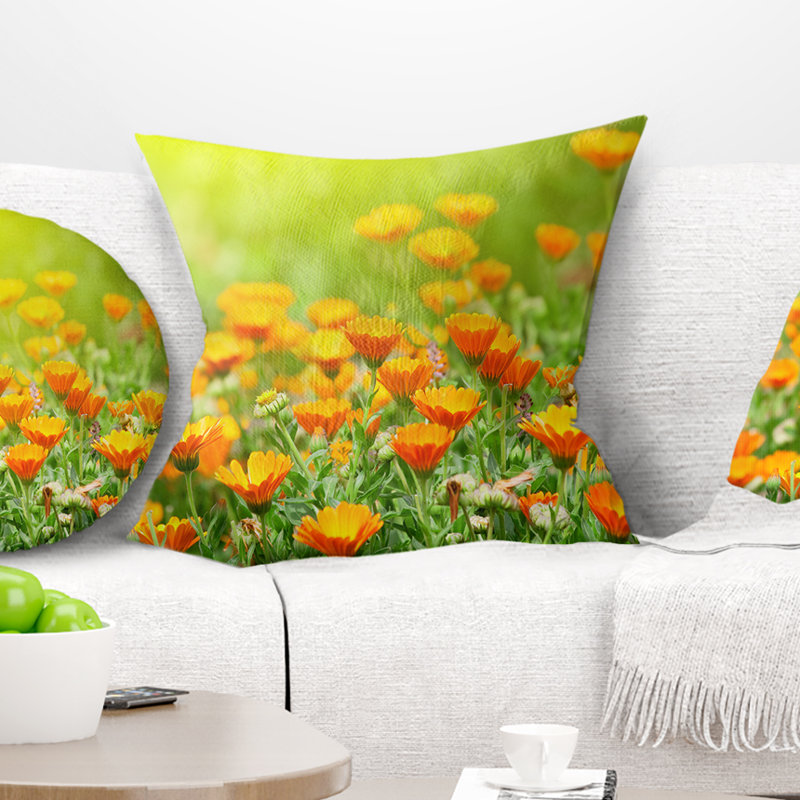 Coussin floral fleurs marigold, 16 po x 1 po, Coussin décoratif