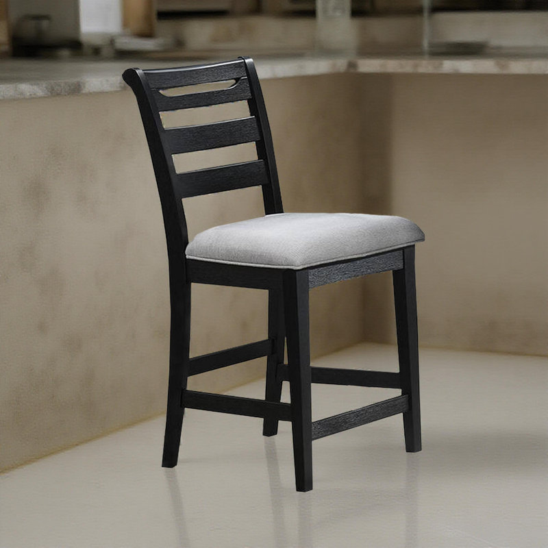 Ensemble de 2 chaises à hauteur de comptoir Remus, dossier en échelle, bois gaufré noir, tissu gris