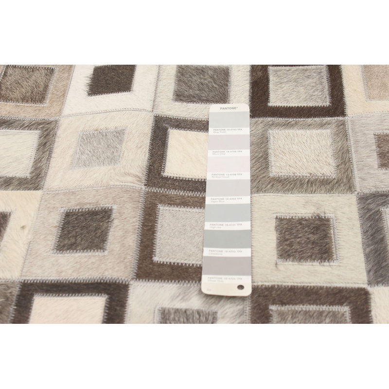 Tapis gris clair / ivoire / noir en cuir de vache fabriqué à la main Arvetta