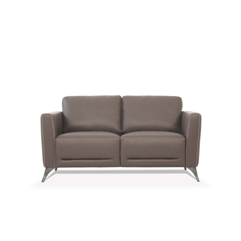 Causeuse en cuir taupe avec siège à sangles et pieds chromés, idéale pour les espaces de vie modernes et élégants.