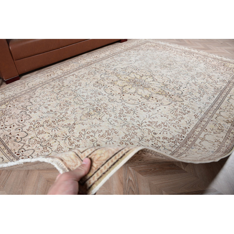 Élégant tapis turc beige rétro avec un design complexe et une fabrication artisanale authentique parfaite pour la décoration intérieure