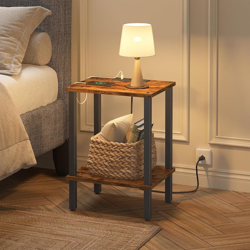 Ensemble de 2 tables d'appoint avec station de recharge, étagères de rangement à 2 niveaux, ports USB et prises électriques, style rustique brun et noir, pour salon et chambre.