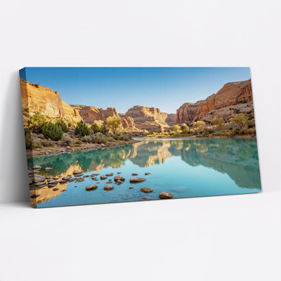 Tableau sur toile représentant la rivière turquoise reflétant le canyon de roche rouge