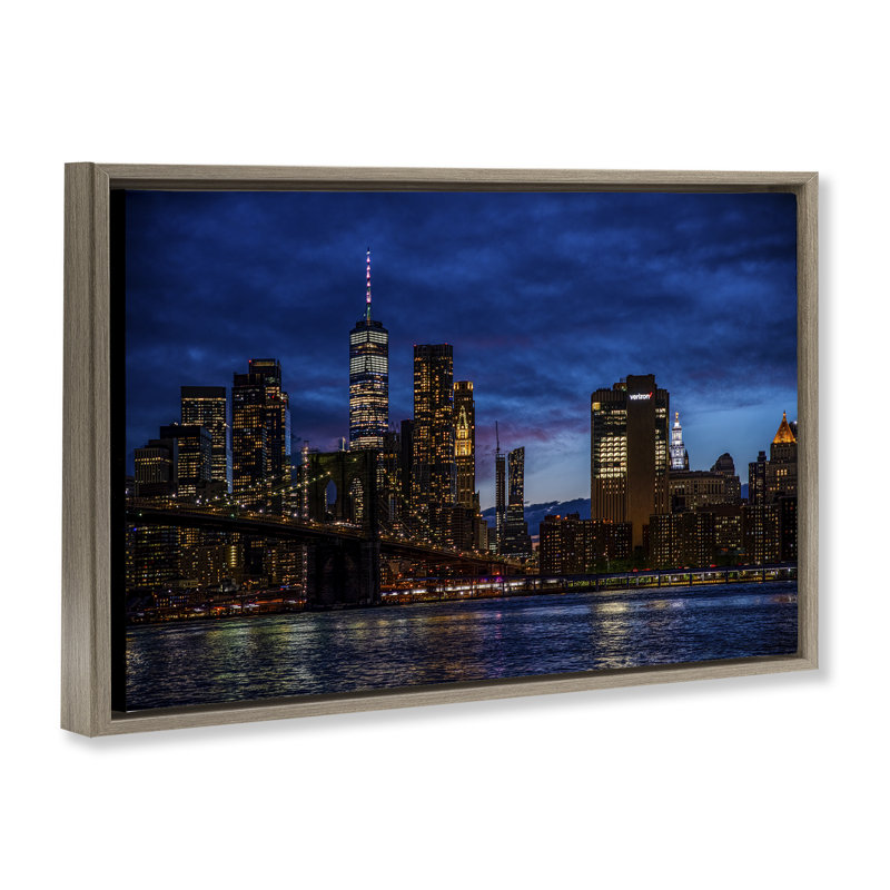 Cadre flottant Brooklyn Bridge at Night, design par Tim West, H 21 po x l 31 po, Montalcino orme flottant encadré