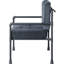 Chaise grise industrielle aux lignes épurées et coussins en tissu à motif géométrique, dossier souple