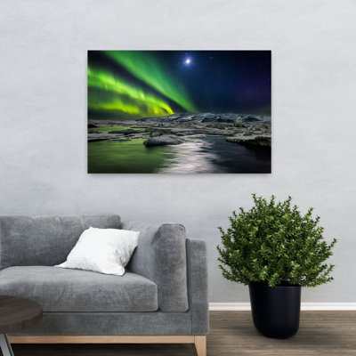 Lune et aurores boréales avec la lune illuminant le ciel et les glaciers de la lagune glaciaire de Jokulsarlon Islande