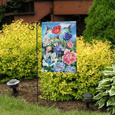 Drapeau de jardin colibri et roses au printemps