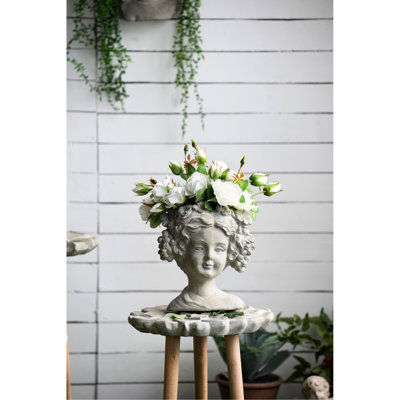 Pot de fleurs mural en ciment pour l'ajout de charme à la maison et au jardin. 8 po x 4 po x 9 po. Utilisation intérieure à l'intérieur. Avec motif floral. Plantes traînantes. Gris. 7,9 x 3,9 x 9,1 po. 4,8 lb 400Ml Volume - Décoration. Fabriqué