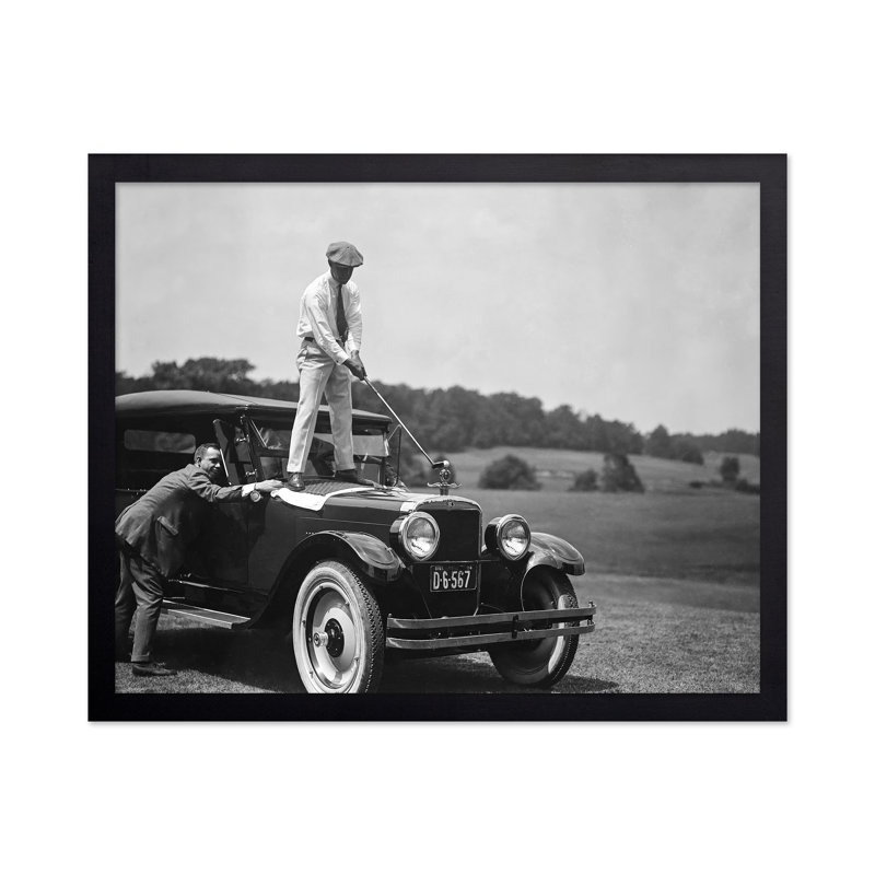 Golf sur une voiture antique, Cadre noir, H 24 po x l 32 po, Affiche