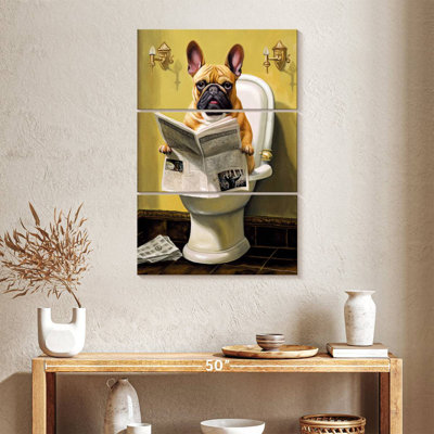 Ketti bouledogue sur une toilette