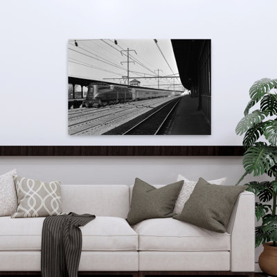 «1940s Pennsylvania Railroad Streamline Electric propulsé par une locomotive Gg1 tirant un train de voyageurs hors de la station, art mural rétro rétro classique