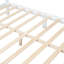 Base de lit plateforme d'inspiration rétro avec structure à lattes en bois durable, base fiable de conception blanche,