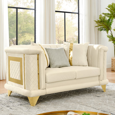 Canapé de style victorien moderne de 69 pouces de style Mid-Century beige, décor en acier inoxydable doré, 2 sièges, assise moelleuse, 1 coussin en fourrure et à rayures, dossier, accoudoirs roulés, velours de style luxueux, garnitures,