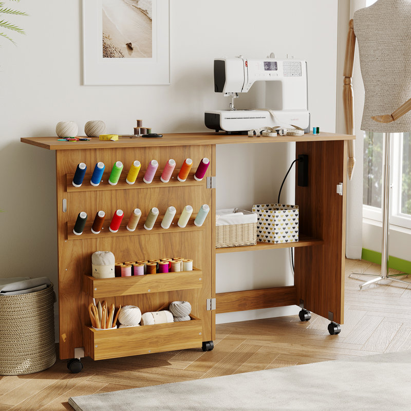 Table de couture pliable avec station de charge, bureau d'artisanat roulant avec tablettes de rangement, plateaux et panneau perforé, armoire de machine à coudre compacte avec roues verrouillables