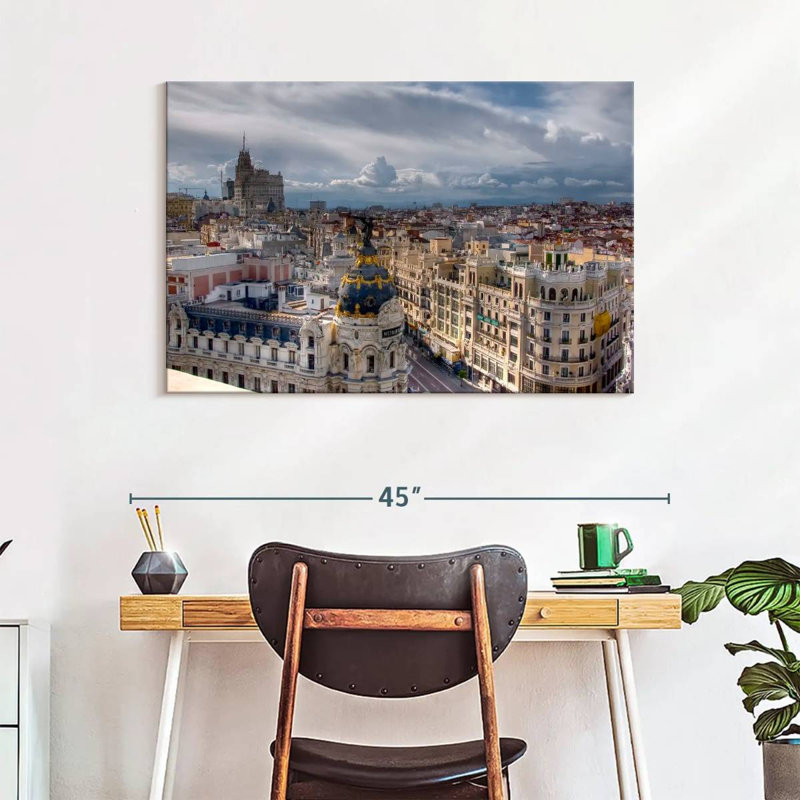 Horizon de Sirci Madrid au-dessus de la Gran Via, H 26 po x l 39 po