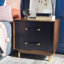 Élégante table de chevet l 23 po Gleavy - Bois de noyer moderne avec accents en laiton et rangement élégant pour la chambre à coucher-55937777