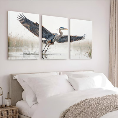 Ensemble de 3 tableaux sur toile tendue représentant un grand héron bleu en vol