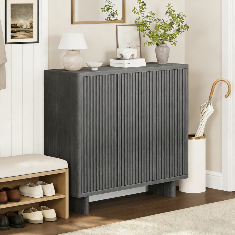 Range-chaussures à 5 niveaux avec portes cannelées, organisateur de vestibule 46 pouces - 4 tablettes réglables - Banc de rangement rustique pour couloir - Design compact - gris