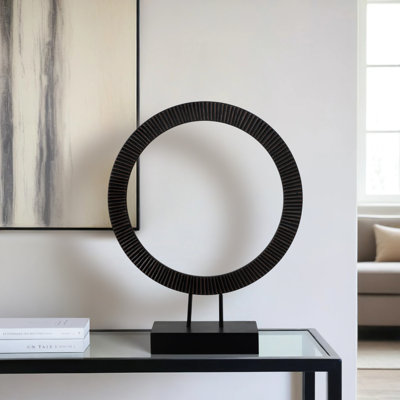 Sculpture Darrah moderne en bois de manguier et anneau de fer sur une base rectangulaire avec une texture rainurée pour une présentation contemporaine dans un cadre décontracté ou minimaliste, objet d'art élégant et autoportant