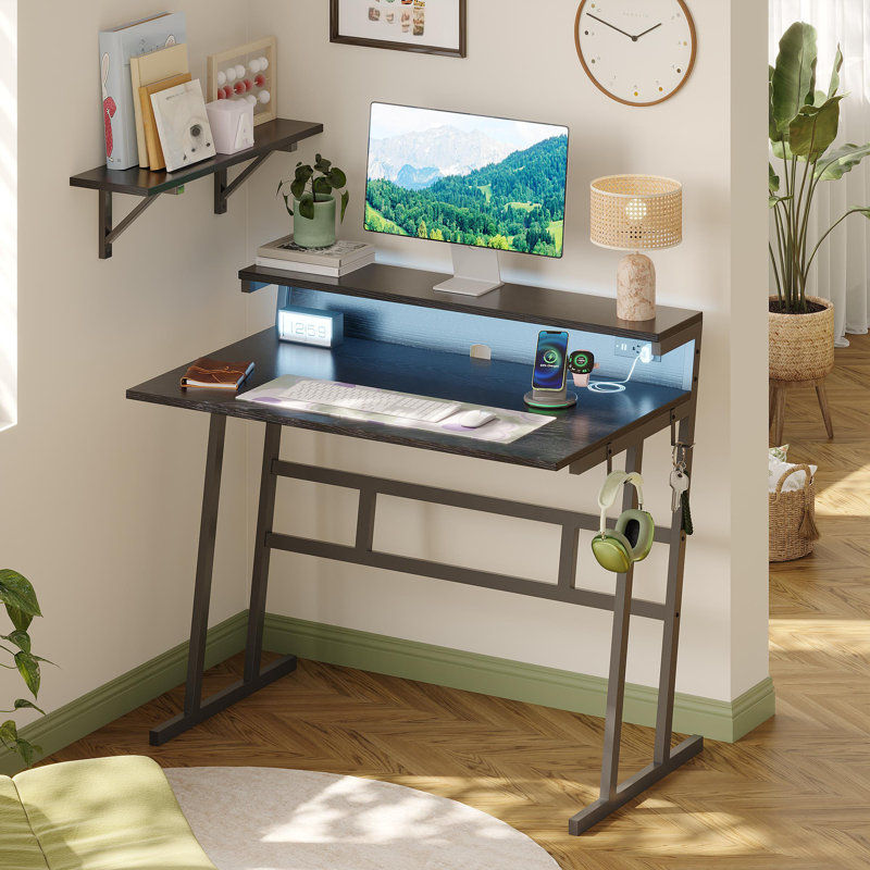 Petit bureau d'ordinateur, bureau d'ordinateur avec prises de courant et lumière DEL, bureau à domicile avec tablette pour moniteur,