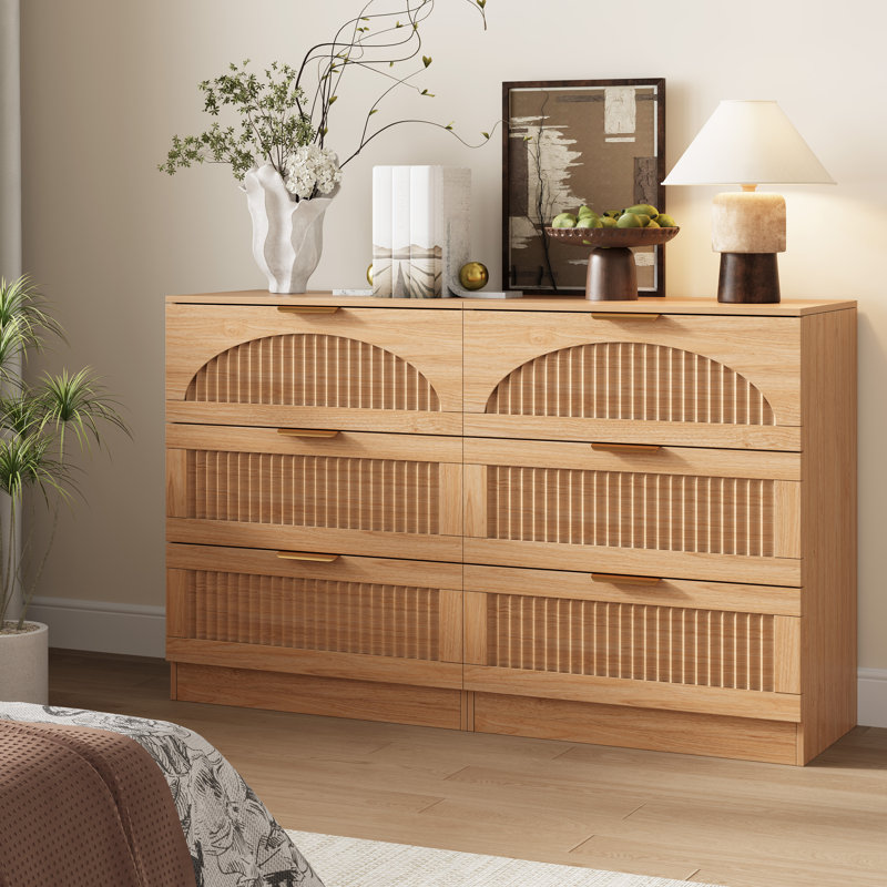 Table de chevet cannelée à 3 tiroirs de 60 cm de large avec poignées en métal, table de chevet en bois avec façades arquées pour chambre à coucher