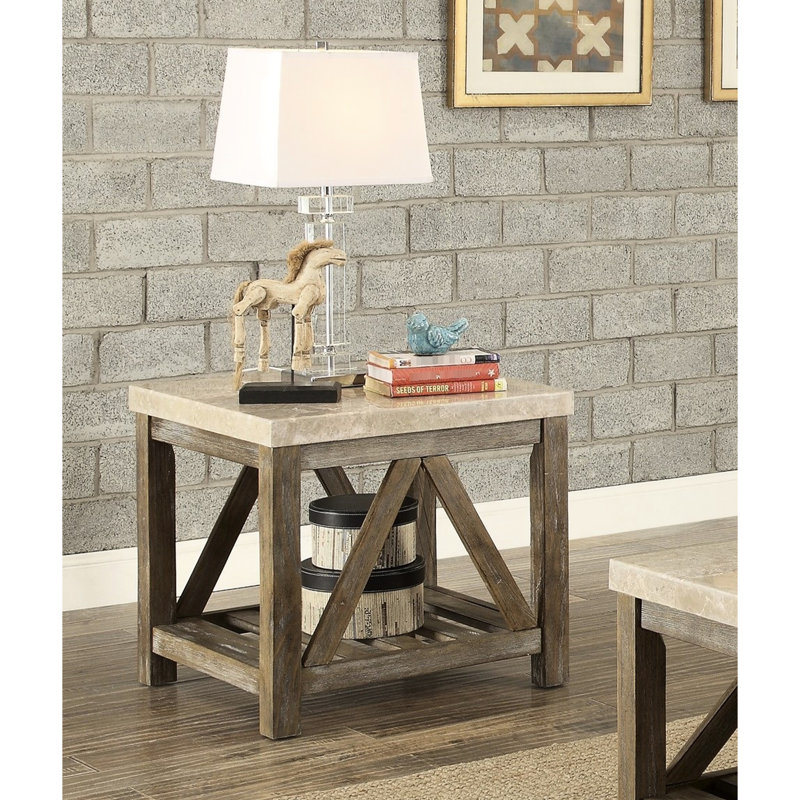 Table de bout inclinée en bois avec plateau en marbre blanc crème et support de tablette de rangement