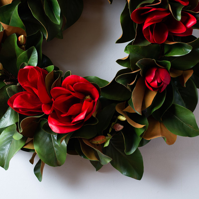 Couronne de Noël classique avec touche réelle de fleurs de magnolia rouges, de bourgeons et de feuilles