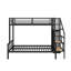 Lit simple superposé au dessus d'un lit double en métal avec escalier de rangement et garde-robe-355142319