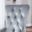 Élégante chaise de salle à manger rembourrée à oreilles en flanelle avec boutons en cristal et garniture cloutée