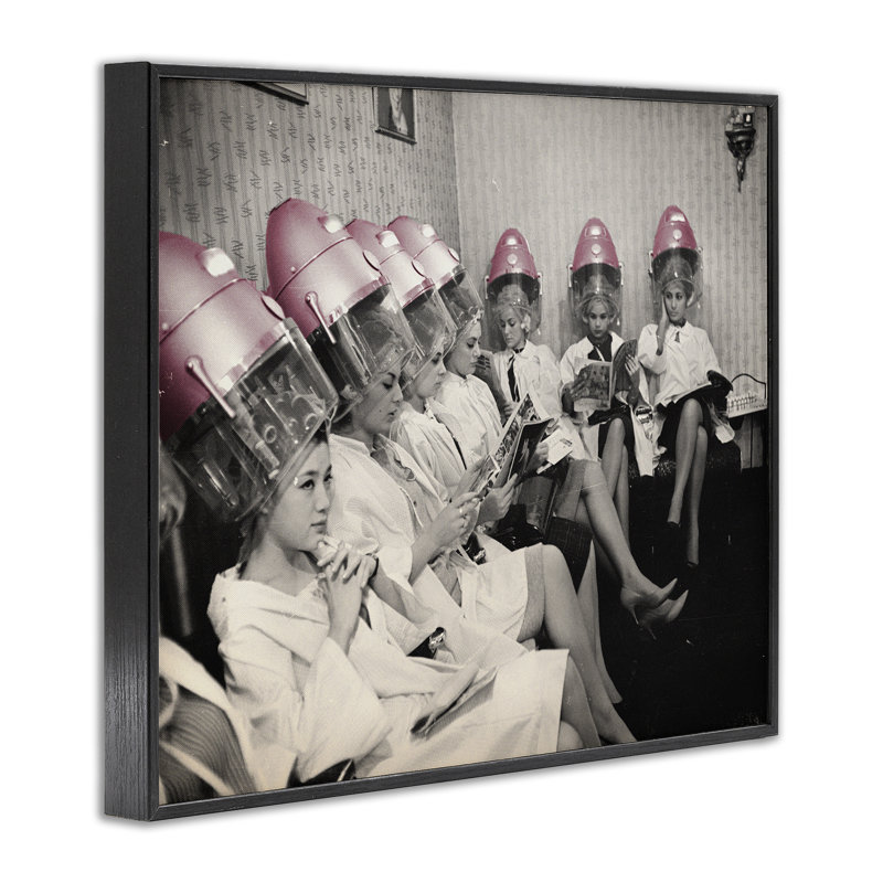 Séchoir à cheveux rétro rose, estampe numérique, design par Sophie 6, H 11 po x l 14 po, Giclée encadrée noir minuit